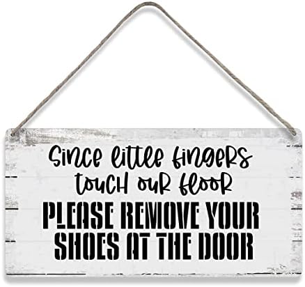 מכיוון שאצבעות קטנות נוגעות ברצפה שלנו אנא הסר את הנעליים שלך בדלתות אמרות קיר עיצוב קיר שלטי עץ כפרי בית חווה כפרי מתנת שלט קיר קיר מתנה